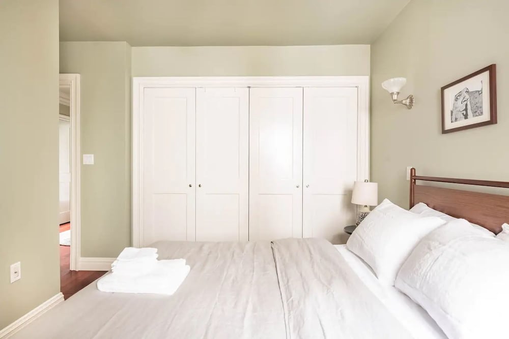 Lofty Bright Greenwich Getaway w Private Rooftop