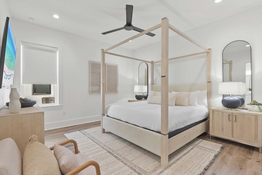 30A Salt & Solace Pool, Golf Cart, Hot Tub + Outdoor Kitchen
