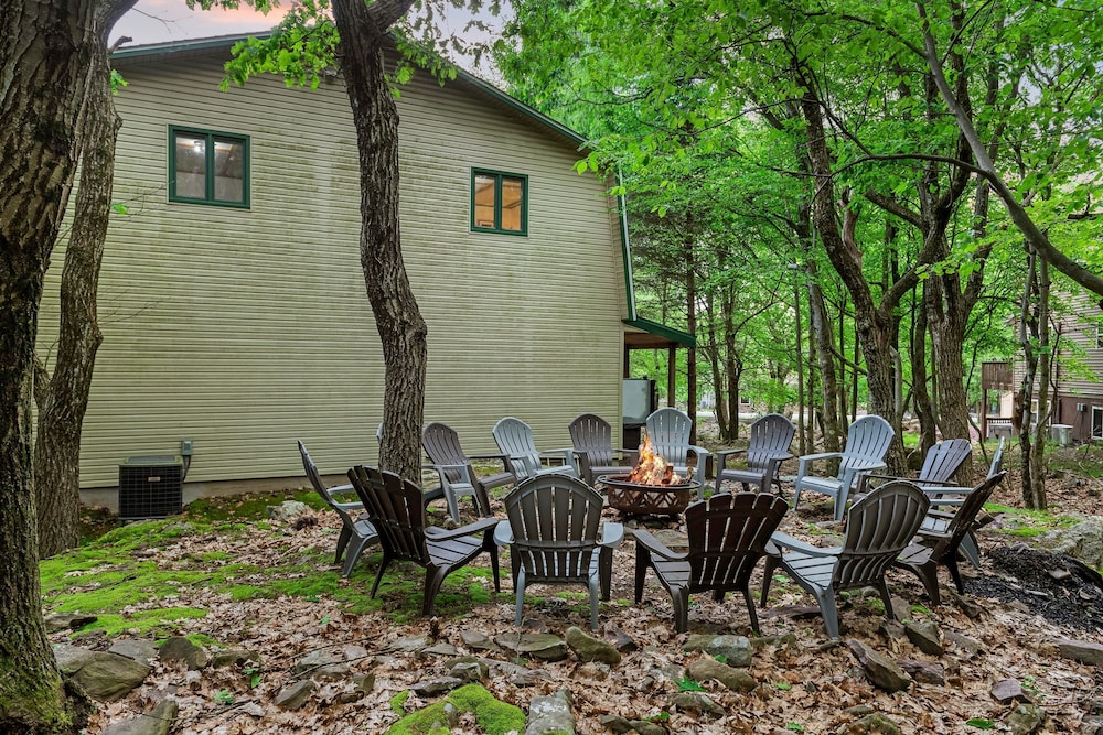Summit Shores by Avantstay Hot Tub Firepit Game Room