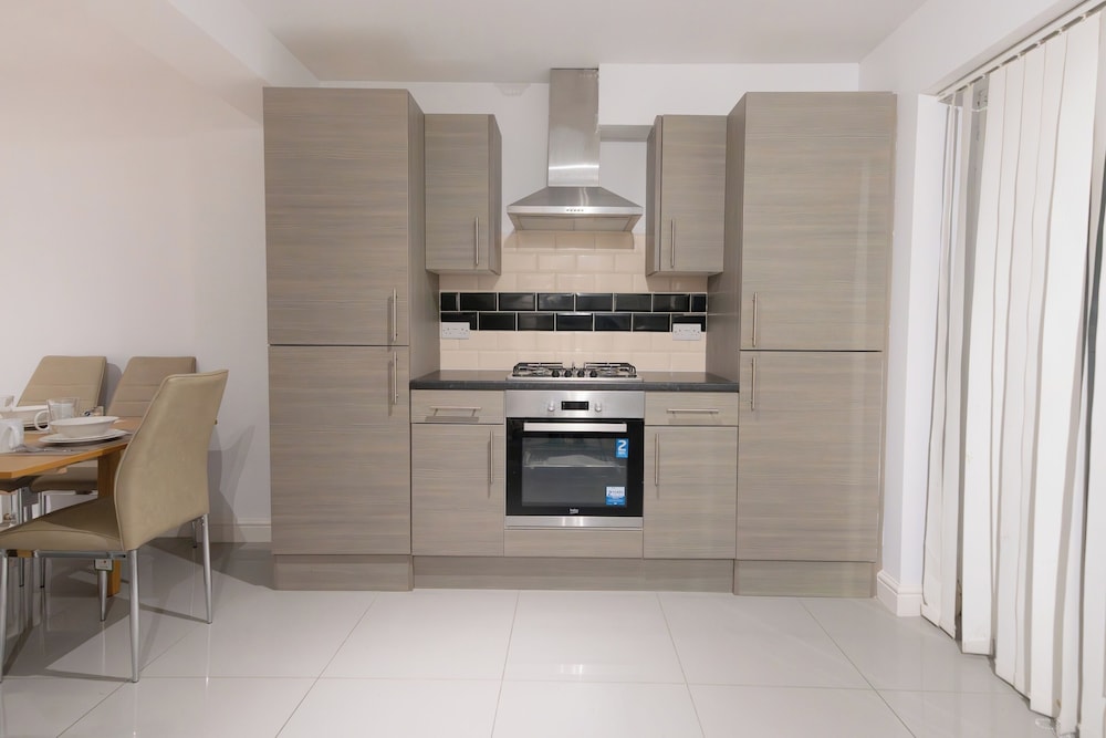 D'luxe 5-bed House - Sleeps 12 & Private Parking