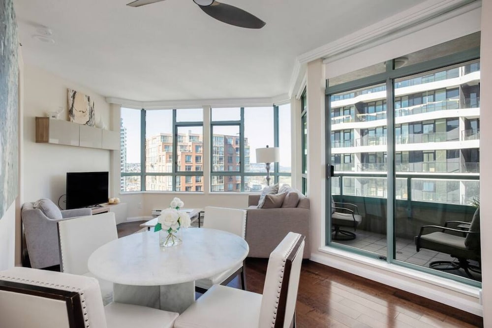 Beautiful 2 Bdrm 2bath Condo Downtown With Views of the Ocean - Image 3