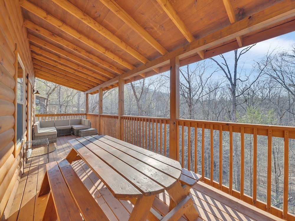 Bear Hug Hideaway 2 Bedroom Cabin