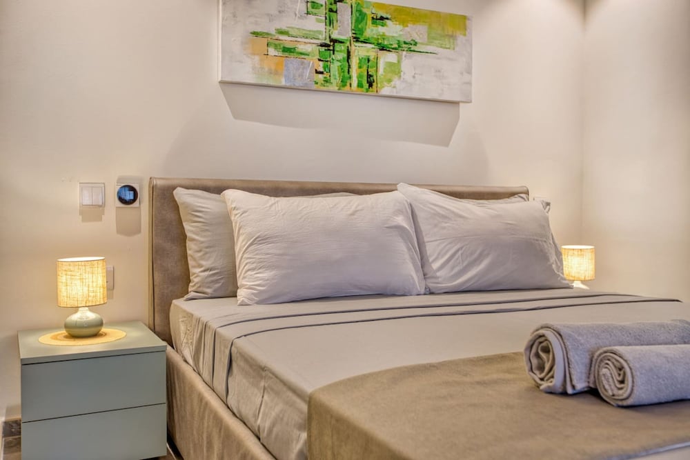 Official Mercury Suites With Rooftop Pool Access photo 5