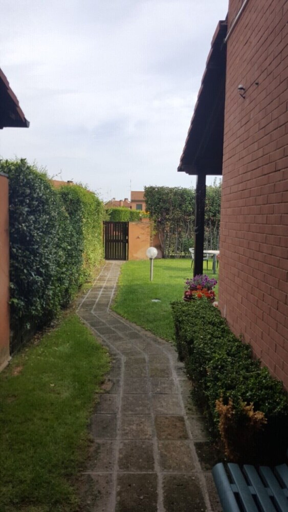Villa Sleeps 6 With Garden and Gym