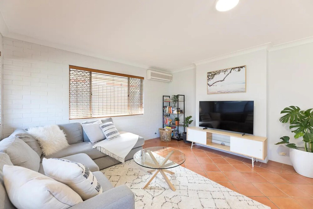 Beautiful 3BR Family Home With Backyard and BBQ
