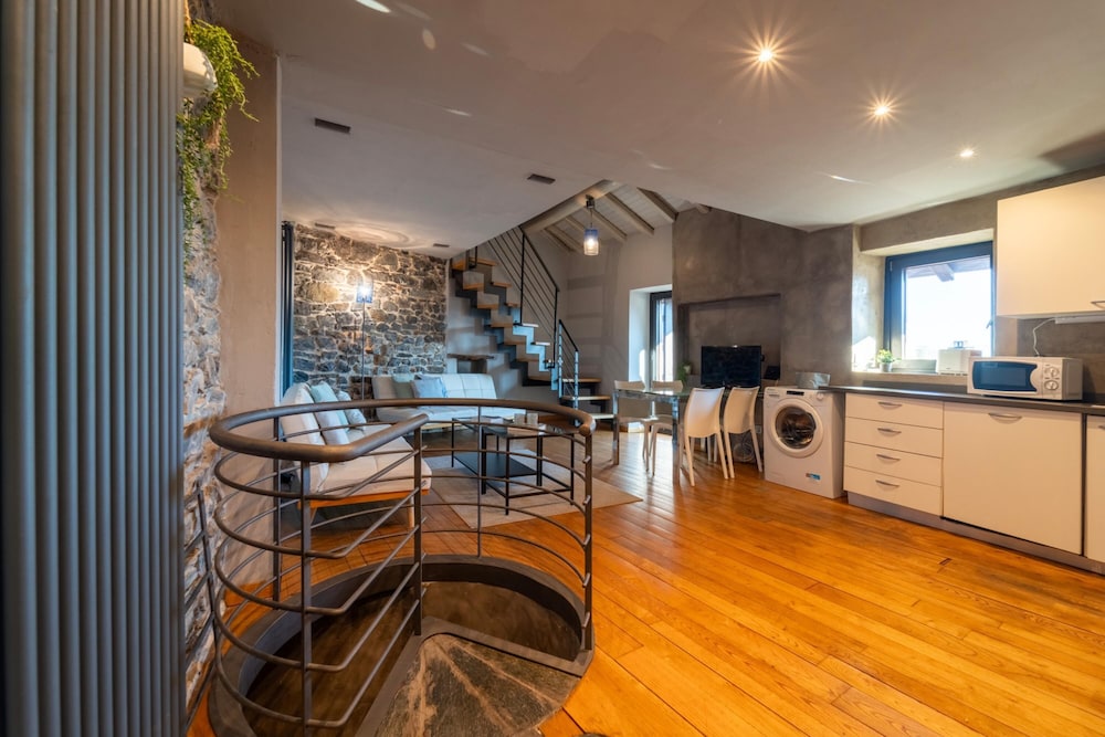 Petra Apartment in Civenna by Wonderful Italy