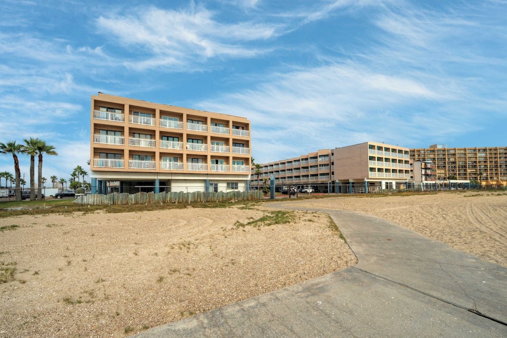 Private Balcony w/ Ocean View Pool & Hot Tub Access Ocean Echo by Avantstay