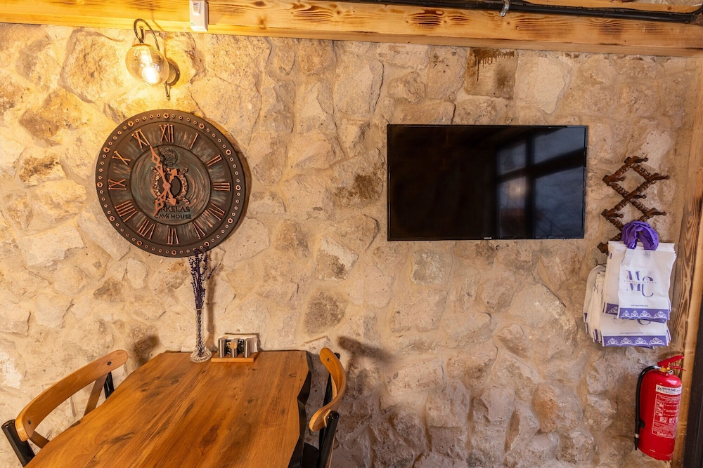 Arkelas Cave House
