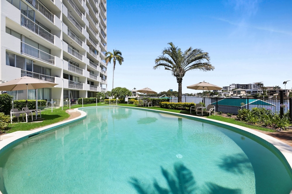 Stylish 2-bed in Surfers Paradise With River Views