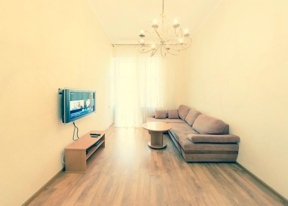 Hotrent Baseina Street Area