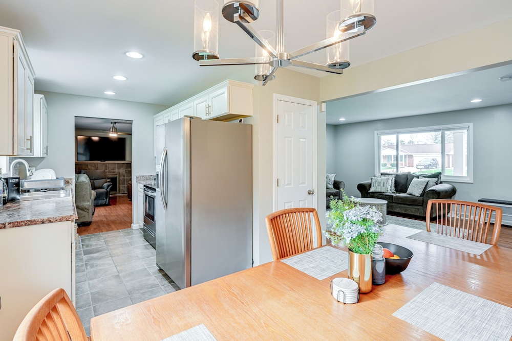 3 Mi to Dtwn Saginaw: Spacious & Updated Home!