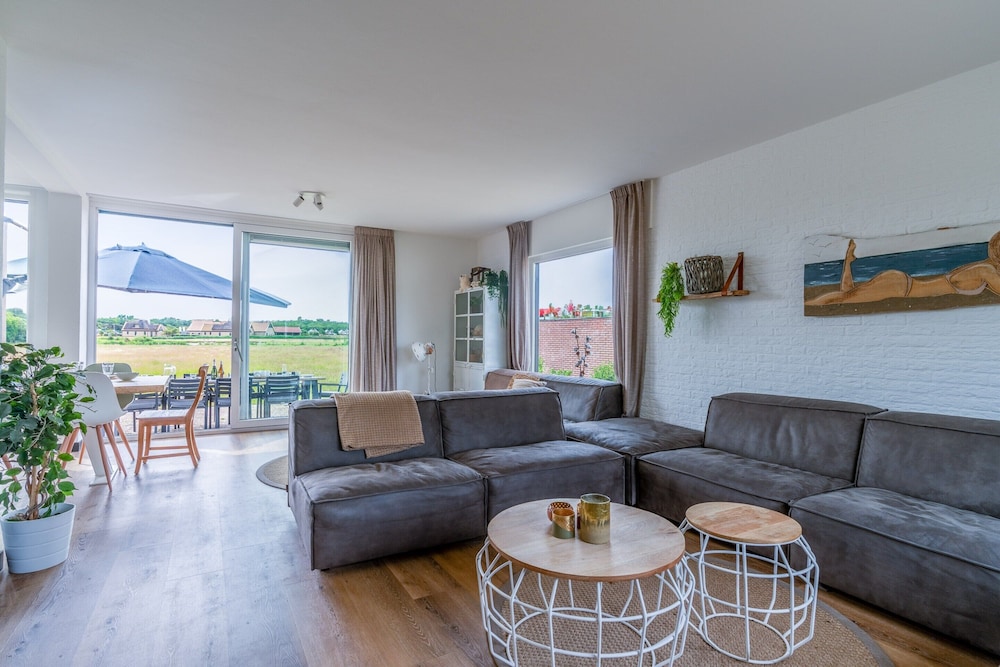 Luxury 10-person Family Villa