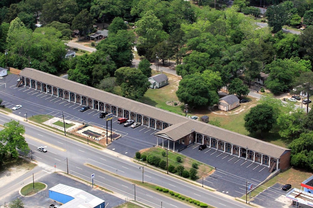 Scottish Inn & Suites