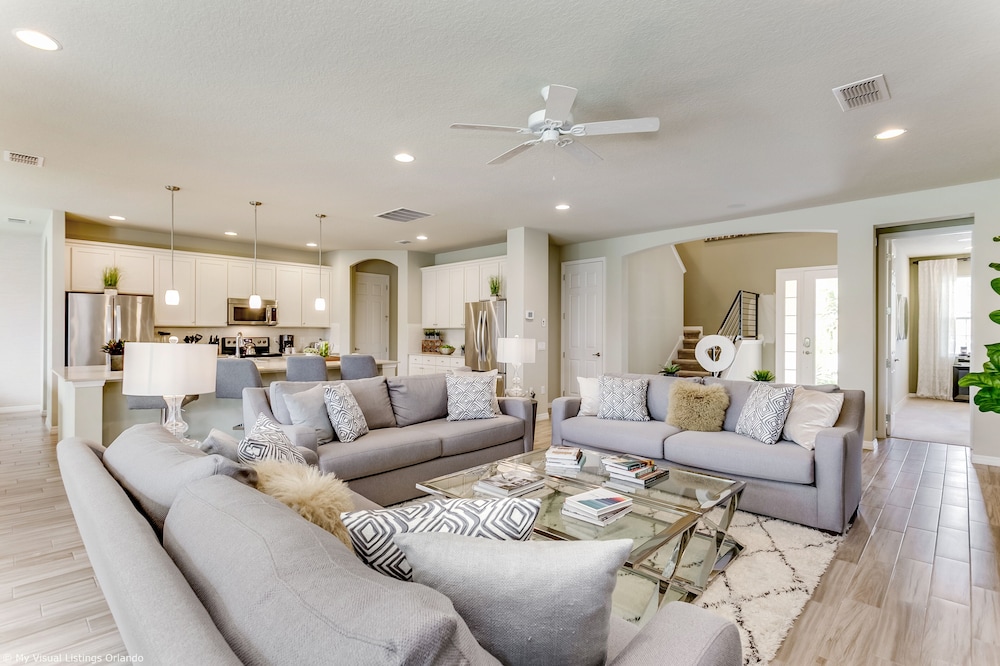Spacious Home w/ Private Pool/spa! Sleeps 21
