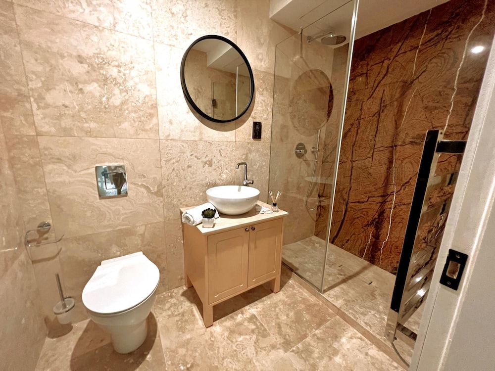 Local Gem Spacious 2BR 2BA Duplex Apartment
