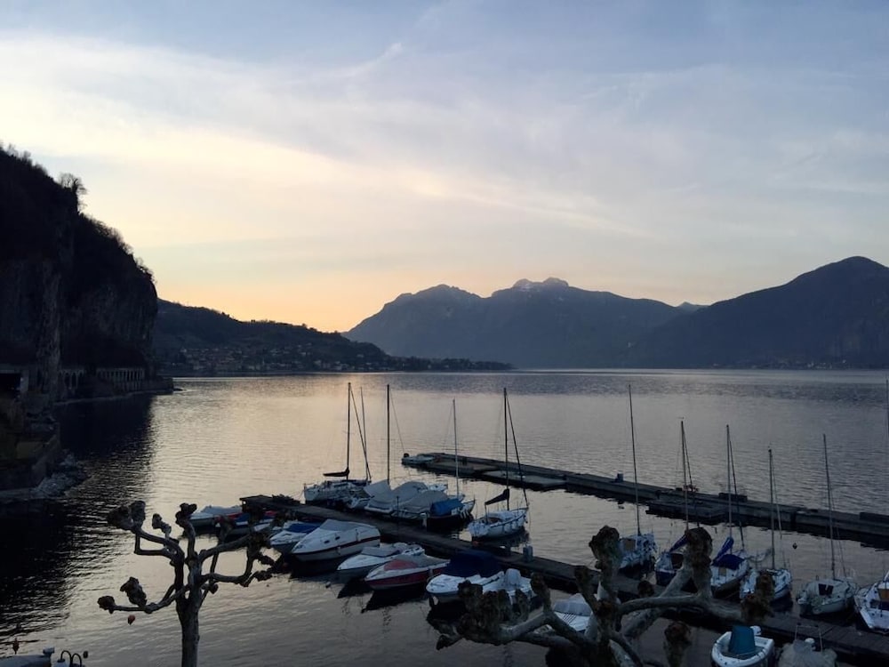 Mamma Ciccia Holiday Home - Front Lake Apartment, beach and swimming pool