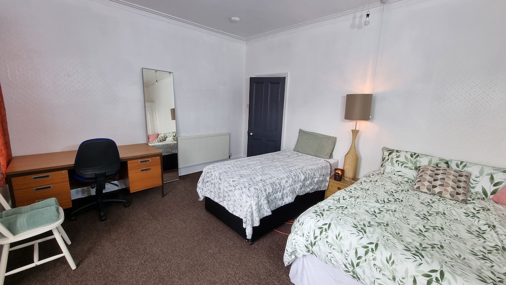 Spacious 4-bed House Great Location Coventry view 5