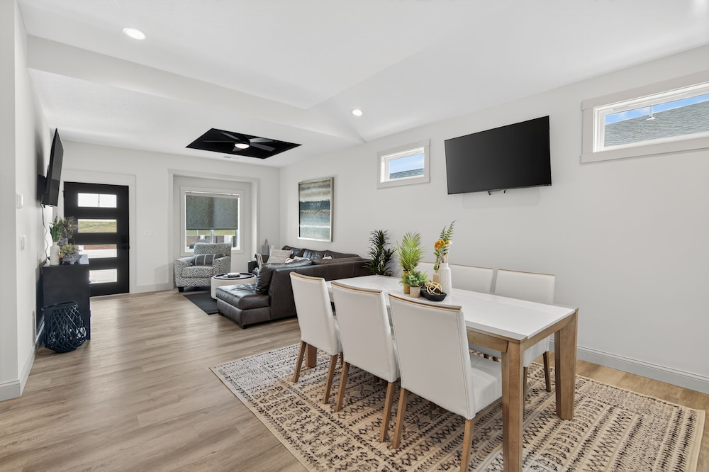 Plush & Roomy - Perfect For All Ages Near Ku & Kc 3 Bedroom Duplex