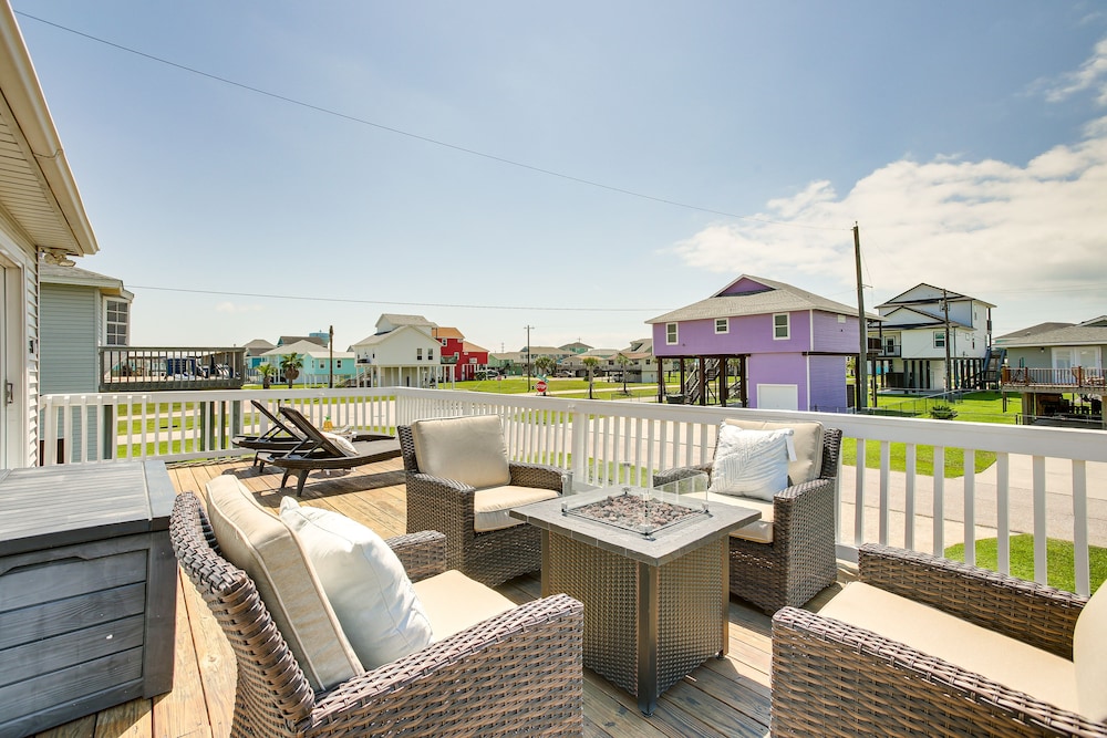 Walk to Beach: Updated Home w/ Deck in Galveston!