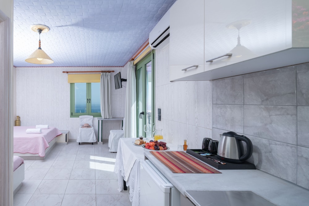 2 Bed Apartment - Sleeps 8 - Pool, Patio, Views view 2