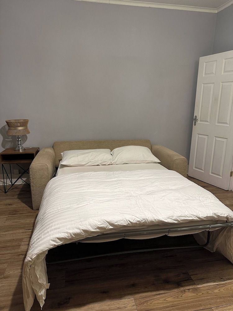 Bright Open-plan Apartment in Welling, South East London