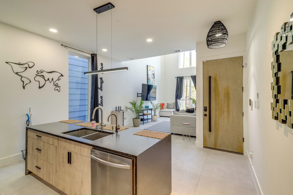 3 Mi to Dtwn: Modern Townhome w/ Yard in Houston