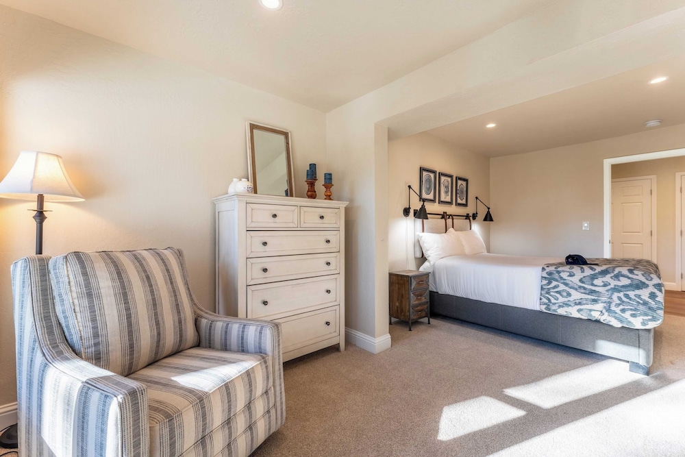 Views + Mins to Skiing, Lake, & Incline Village Incline Serenity by Avantstay