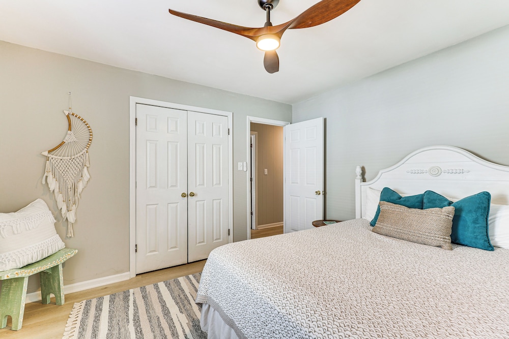 3 Blocks to Beach Access: Coastal Carolina Apt
