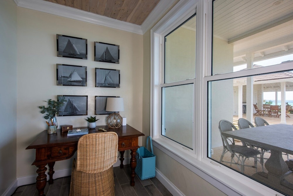 Cricket Beach House-luxurious Beachfront House 5 Bedroom Home