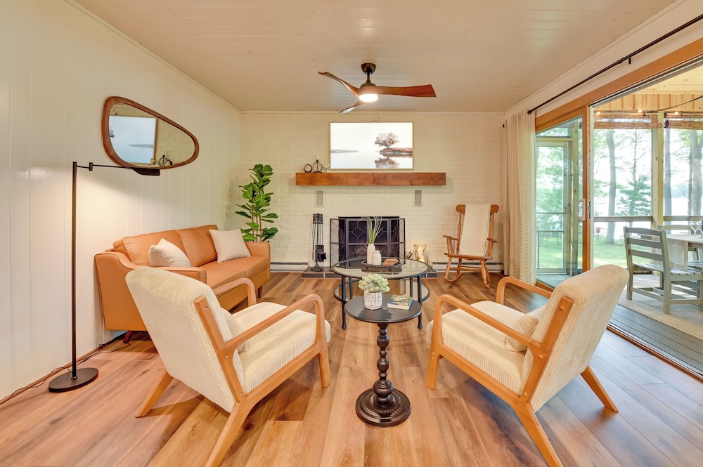 Waterfront Deck! Chic Lower Scott Lake Cottage