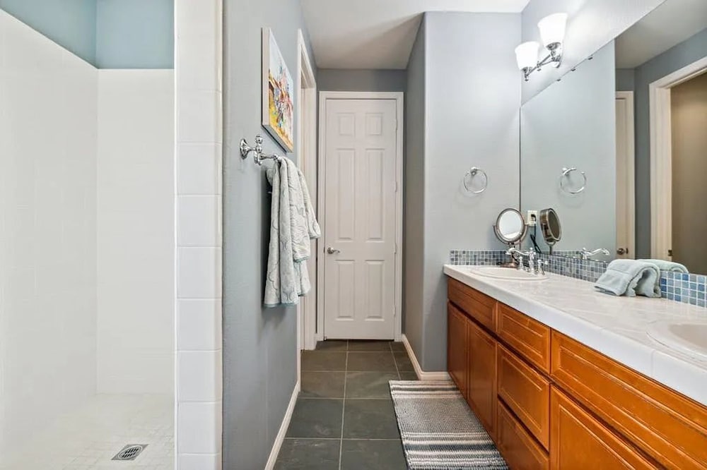 Stylish 2BR w Spa Patio