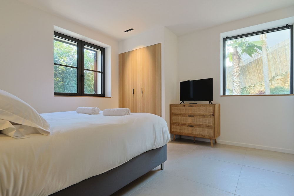 Villa Deva - 5 Bedrooms - Heated Pool