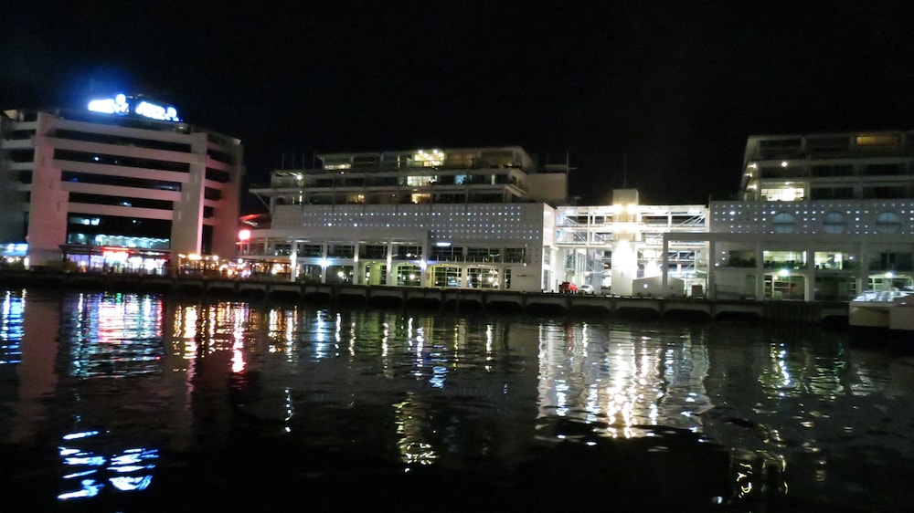 Princes Wharf Couple's Retreat - Adults Only