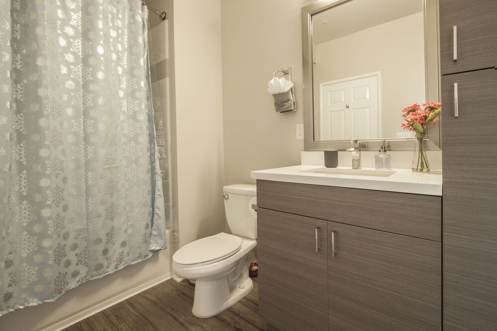 MARINA PRESIDENTIAL SUITE w AMAZING VIEWS & AMENITIES