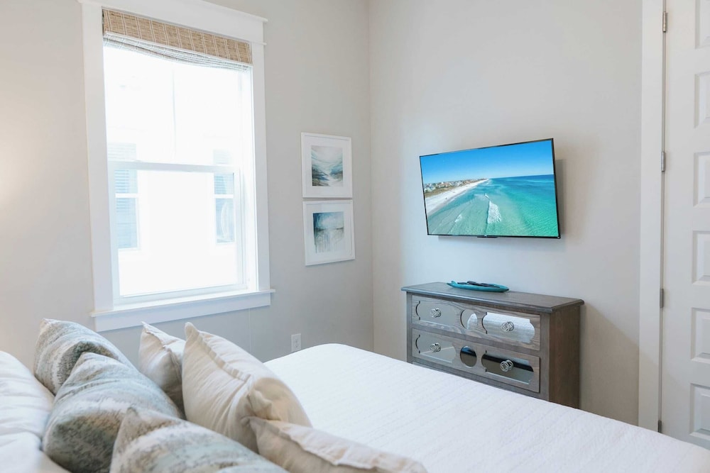 Arcade, Bar, Prominence Resort Pool and Gym Access, Close to Beach Sea Happy