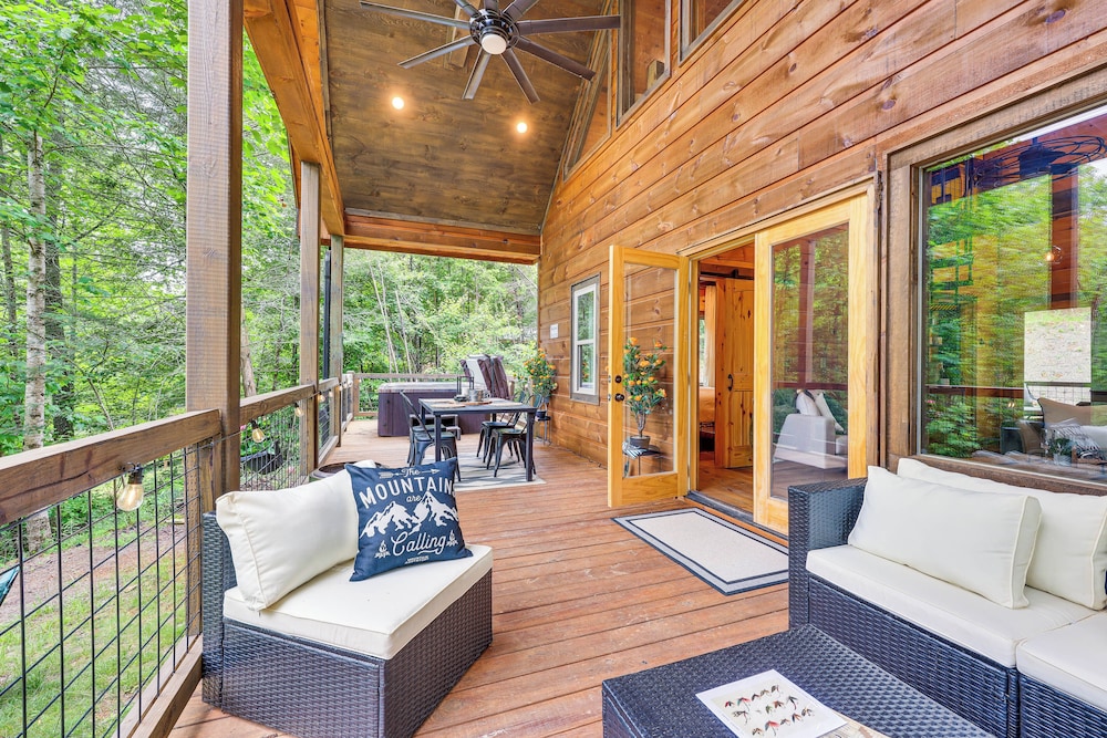 Hot Tub & Deck: Riverfront Mccaysville Cabin!