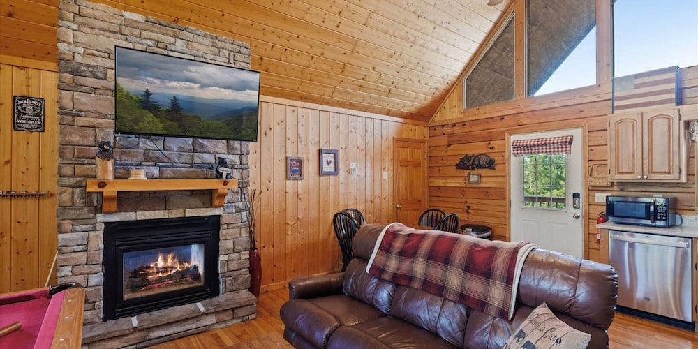 Smoky Mtn Lux Cabin Hot Tub Pool Views