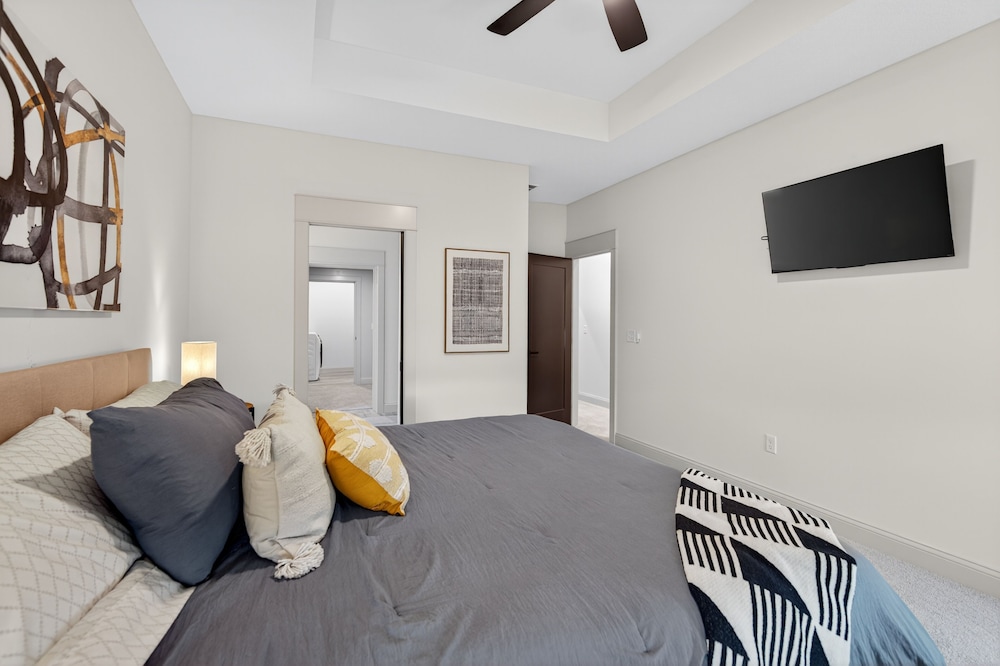 Plush & Roomy - Perfect For All Ages Near Ku & Kc 3 Bedroom Duplex