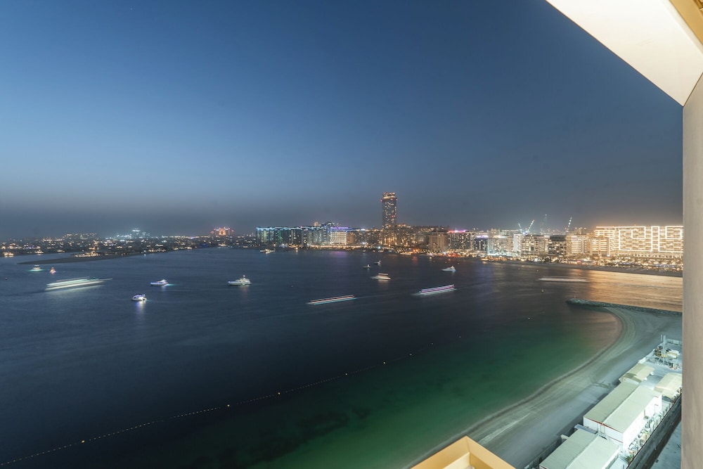 Grand Marina Bleu I Private Beach & Views I PS5 I Infinity Pool I by Skyline Serenity