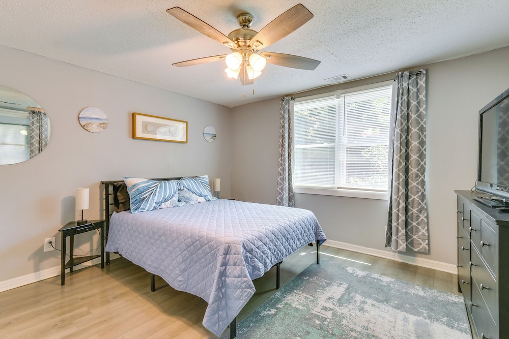 Beachy Home in Heart of Beaufort w/ Pool Access