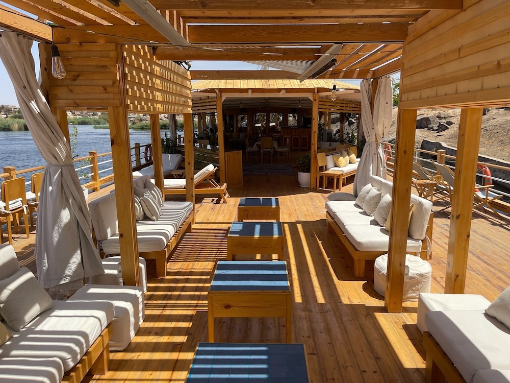Dahabiya Nile sailing Luxor to Aswan