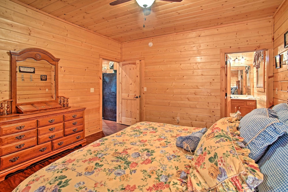 Creekside Cabin w/ Hot Tub in Gatlinburg!