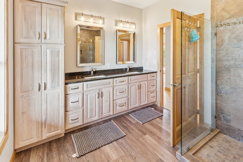Lakeside 4br Retreat Private, Peaceful & Scenic 4 Bedroom Villa