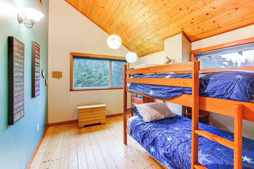 11 Mi to Olympic NP: Port Angeles Retreat w/ Deck