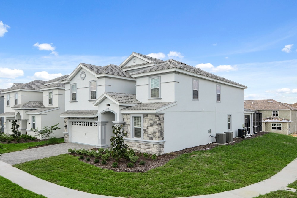 8 BD 5 BH Pool and Spa - Image 1