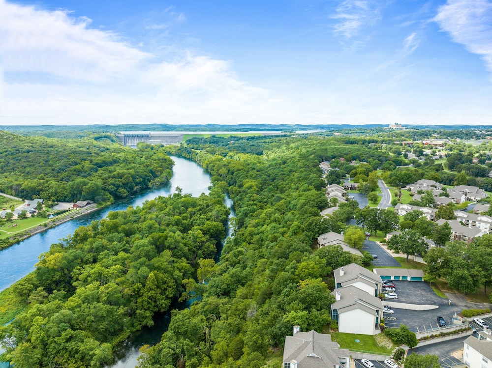 Bluffs Oasis 2 Bedroom Condo by RedAwning