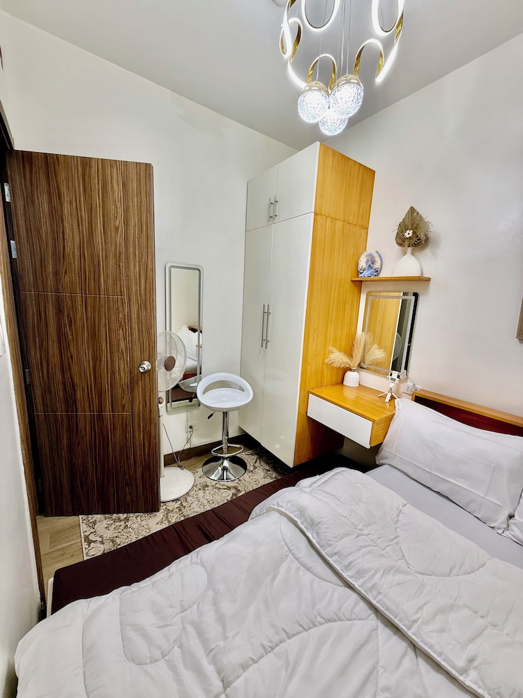 Cozy Retreat w/Balcony Near SM Mall/NAIA Airport