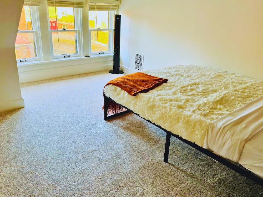 Short North Convention King Bed Parking Free