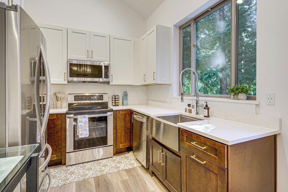 Wfh-friendly Gem w/ Creek: 4 Mi to Sammamish Trail