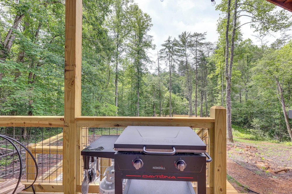 Hot Tub & Deck: Riverfront Mccaysville Cabin!